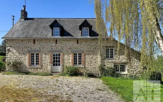 Longère à vendre, 12 pièces, 300 m² – 53420