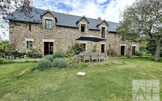 Longère for sale, 6 rooms, 233 m² – 53500