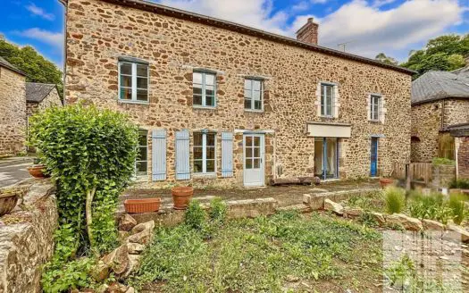 Maison de village à vendre, 7 pièces, 142 m² – 53420