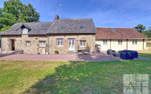 Maison située en campagne à vendre, 9 pièces, 277 m² – 53300