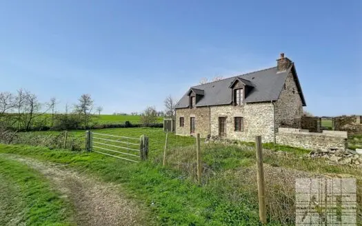 Maison en pierres à vendre, 3 pièces, 129 m² – 53110